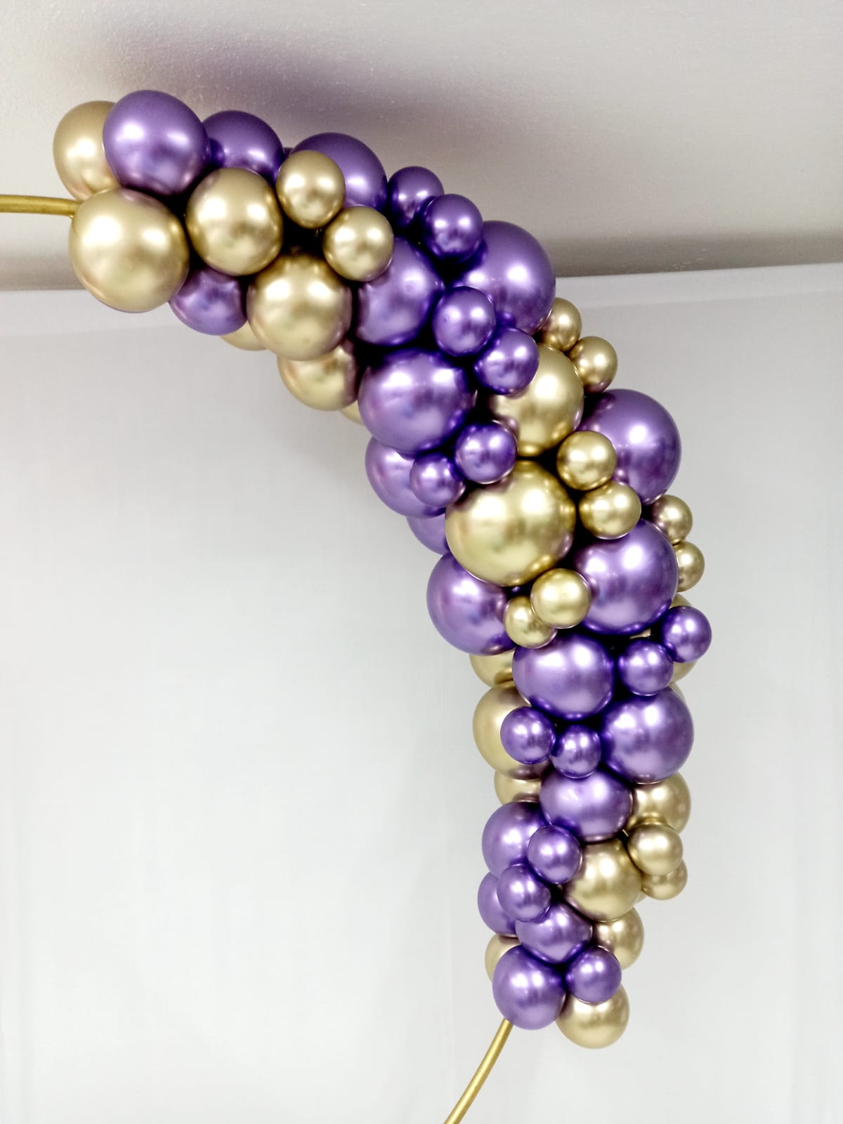 Meio Arco de Balões Orgânico Dourado e Roxo